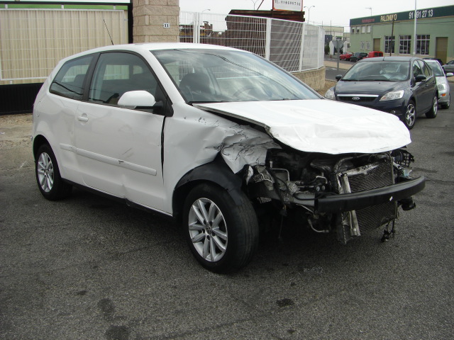 vista delantera derecha VOLHSWAGEN POLO 1.4 GASOLINA 80CV