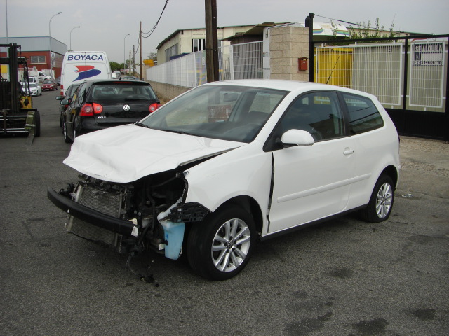 vista delantera izquierda VOLHSWAGEN POLO 1.4 GASOLINA 80CV