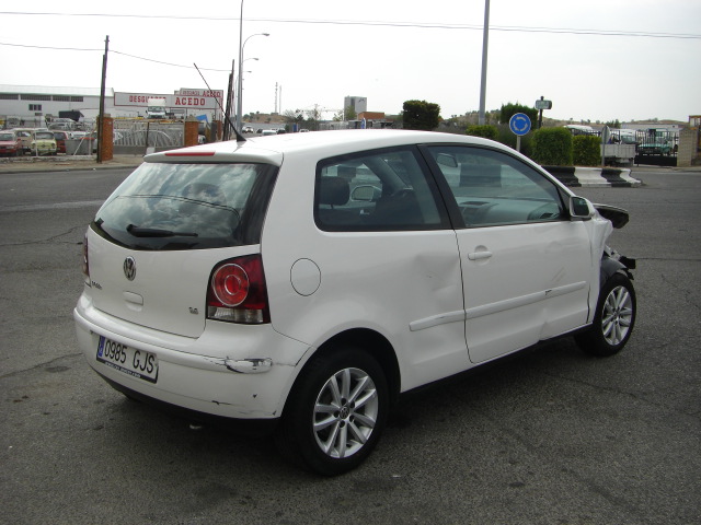 vista trasera derecha VOLHSWAGEN POLO 1.4 GASOLINA 80CV