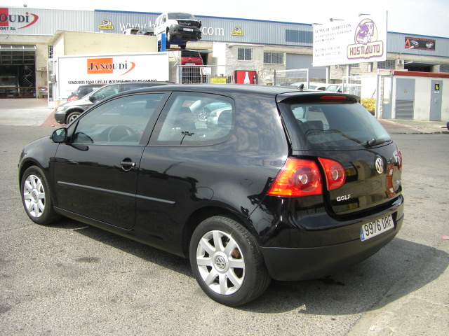 vista trasera izquierda VOLKSWAGEN GOLF 2.0 TDI 140CV