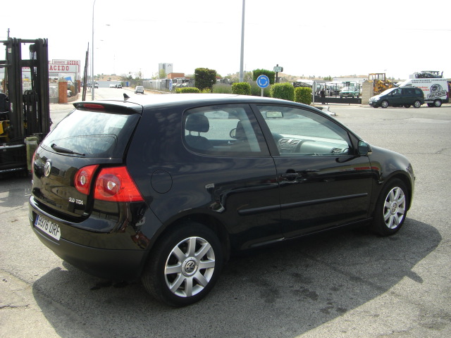 vista trasera derecha VOLKSWAGEN GOLF 2.0 TDI 140CV