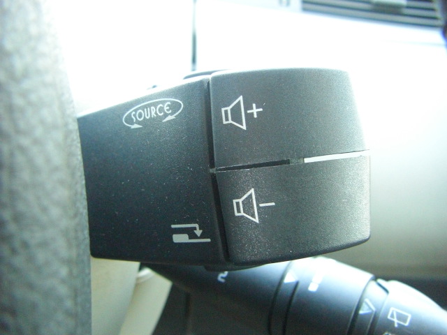 vista mandos audio en volante RENAULT GRAND ESPACE 2.2 DCI 150CV 7 PLAZAS