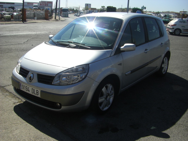 vista delantera izquierda RENAULT MEGANE SCENIC 1.5 DCI 100CV