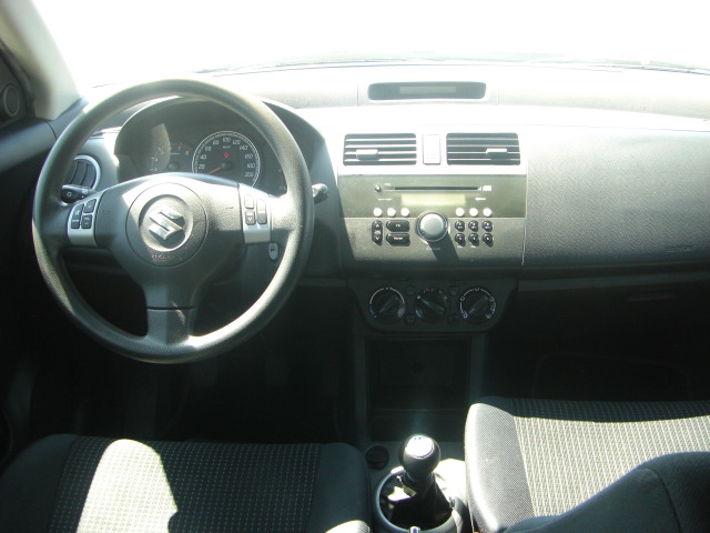 vista salpicadero vista motor SUZUKI SWIFT 1.4 GASOLINA 90CV