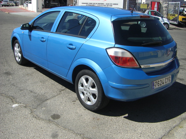 vista trasera izquierda OPEL ASTRA 1.7 CDTI 100CV