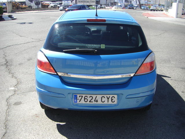 vista trasera OPEL ASTRA 1.7 CDTI 100CV