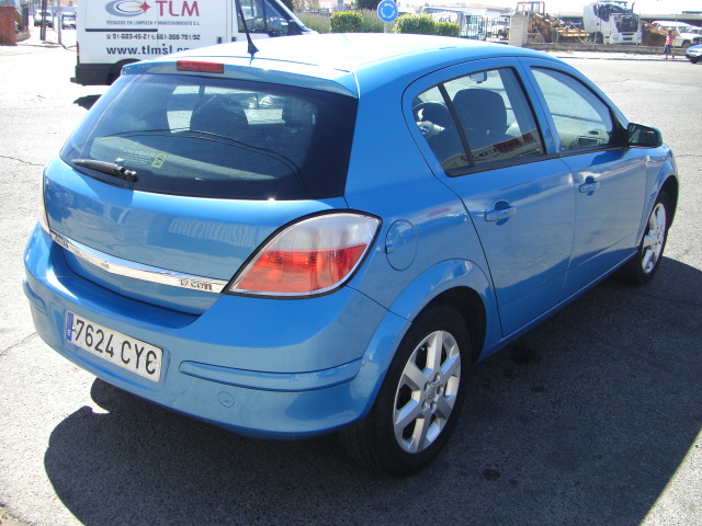 vista trasera derecha OPEL ASTRA 1.7 CDTI 100CV