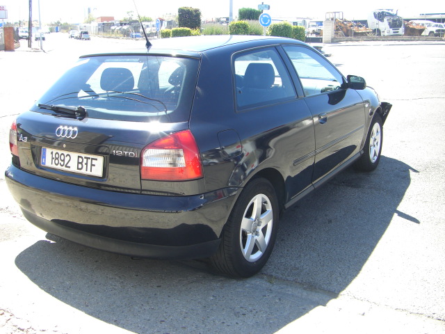 vista trasera derecha AUDI A-3 1.9 TDI 100CV