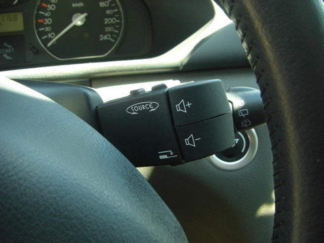 vista mandos audio en volante RENAULT LAGUNA 2.2 DCI 150CV
