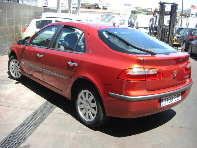 vista trasera izquierda RENAULT LAGUNA 2.2 DCI 150CV