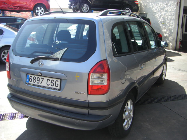vista trasera derecha OPEL ZAFIRA 2.0 DTI 100CV 7PLAZAS