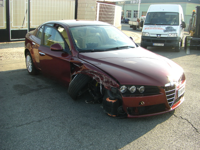 vista delantera derecha accidentado.vehiculo con golpe delantero derecho,arrancando,cd,clima,volante multi funcion..