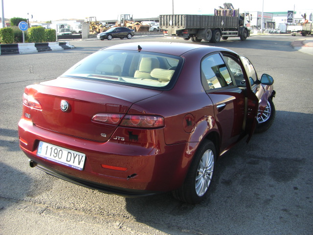 vista trasera derecha accidentado.vehiculo con golpe delantero derecho,arrancando,cd,clima,volante multi funcion..