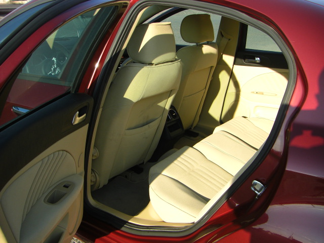 vista interior trasero accidentado.vehiculo con golpe delantero derecho,arrancando,cd,clima,volante multi funcion..