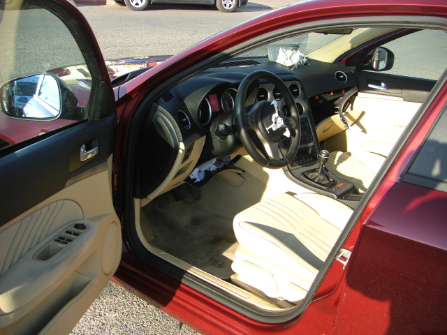 vista interior izquierdo accidentado.vehiculo con golpe delantero derecho,arrancando,cd,clima,volante multi funcion..