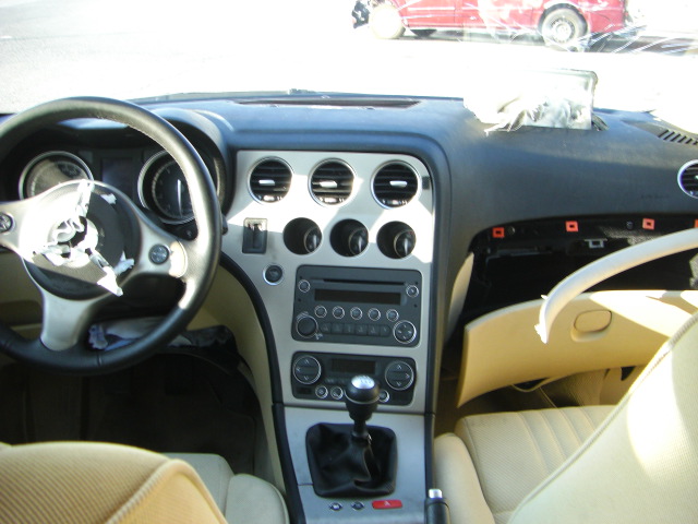 vista salpicadero accidentado.vehiculo con golpe delantero derecho,arrancando,cd,clima,volante multi funcion..