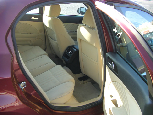 vista interior trasero 2 accidentado.vehiculo con golpe delantero derecho,arrancando,cd,clima,volante multi funcion..