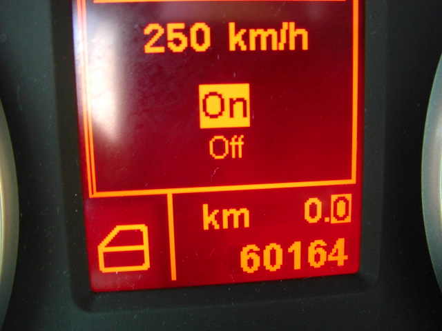 vista km accidentado.vehiculo con golpe delantero derecho,arrancando,cd,clima,volante multi funcion..