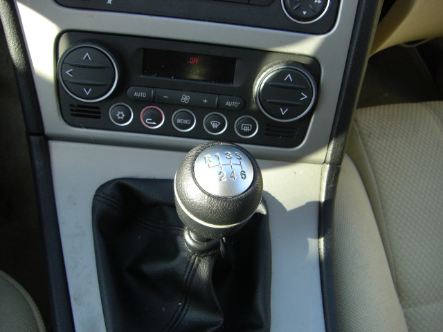 vista clima y cambio accidentado.vehiculo con golpe delantero derecho,arrancando,cd,clima,volante multi funcion..