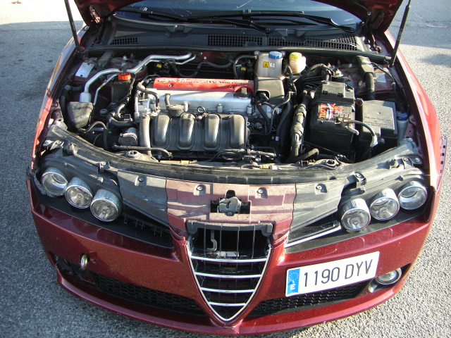 vista motor accidentado.vehiculo con golpe delantero derecho,arrancando,cd,clima,volante multi funcion..