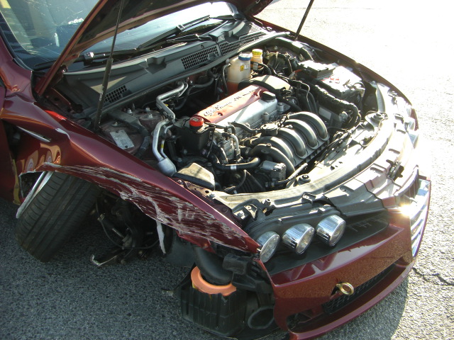 vista motor lado golpe accidentado.vehiculo con golpe delantero derecho,arrancando,cd,clima,volante multi funcion..