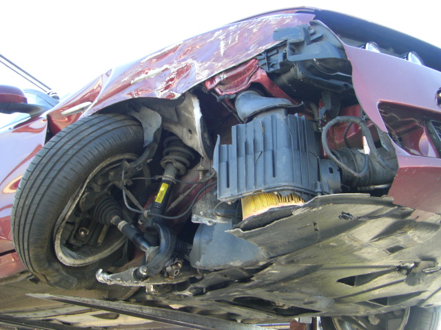 vista golpe desde abajo accidentado.vehiculo con golpe delantero derecho,arrancando,cd,clima,volante multi funcion..