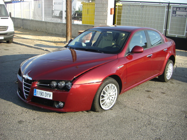 vista delantera izquierda accidentado.vehiculo con golpe delantero derecho,arrancando,cd,clima,volante multi funcion..