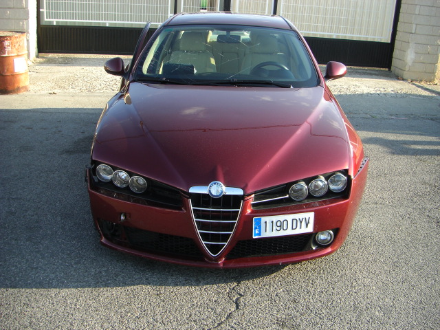 vista delantera accidentado.vehiculo con golpe delantero derecho,arrancando,cd,clima,volante multi funcion..