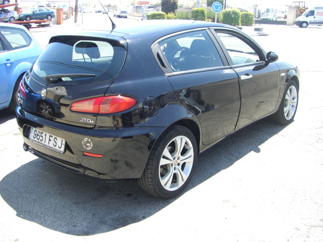 vista trasera derecha ALFA ROMEO 147 JTD 120CV