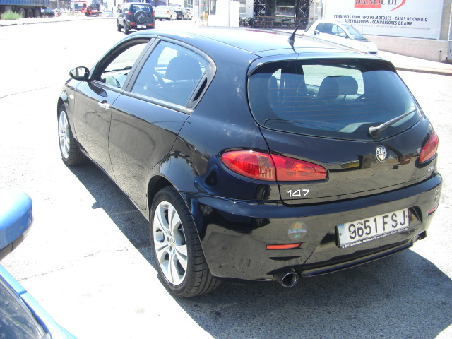 vista trasera izquierda ALFA ROMEO 147 JTD 120CV