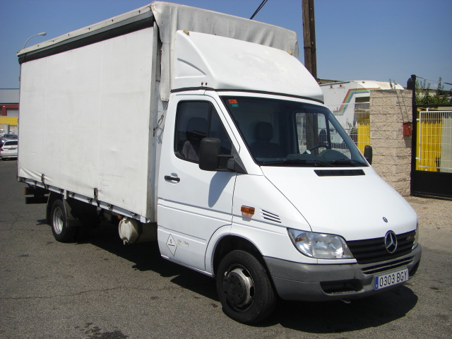 vista delantera derecha MERCEDES-BENZ 416 CDI 156CV