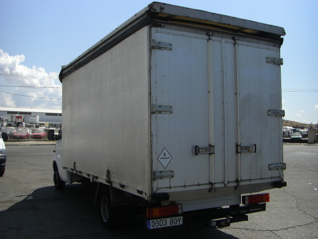 vista trasera izquierda MERCEDES-BENZ 416 CDI 156CV