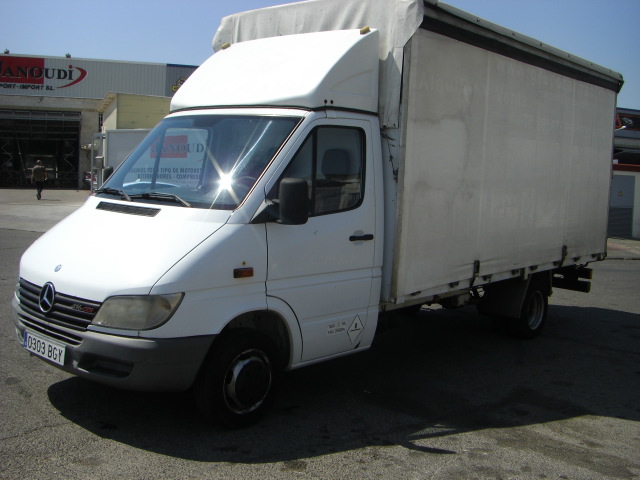 vista delantera izquierda MERCEDES-BENZ 416 CDI 156CV