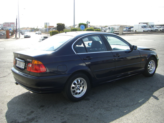 vista trasera derecha BMW 323 I 2.5 170CV GASOLINA