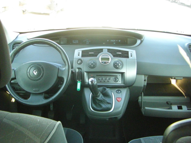 averiado.vehiculo con averia mecanica suelta mucho humo blanco,arrancando y andando,cd,clima..