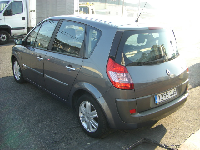 averiado.vehiculo con averia mecanica suelta mucho humo blanco,arrancando y andando,cd,clima..