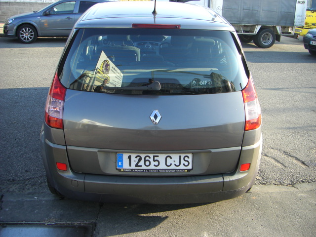 averiado.vehiculo con averia mecanica suelta mucho humo blanco,arrancando y andando,cd,clima..