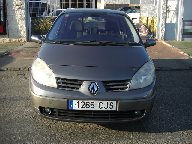 averiado.vehiculo con averia mecanica suelta mucho humo blanco,arrancando y andando,cd,clima..