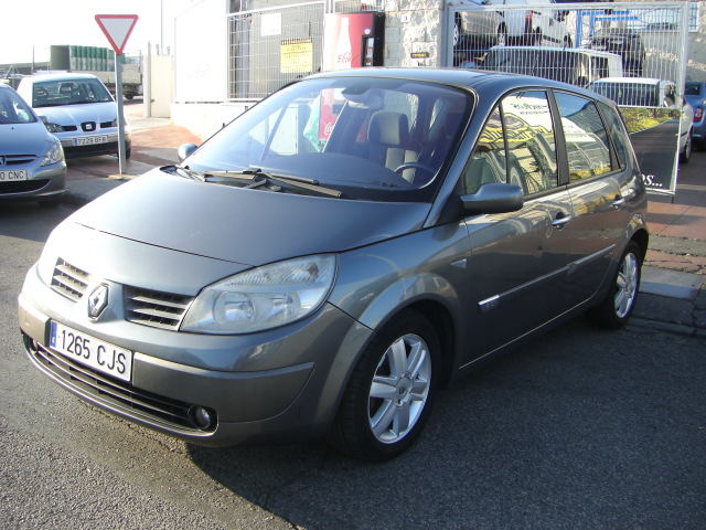 averiado.vehiculo con averia mecanica suelta mucho humo blanco,arrancando y andando,cd,clima..