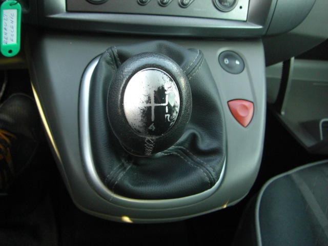 averiado.vehiculo con averia mecanica suelta mucho humo blanco,arrancando y andando,cd,clima..