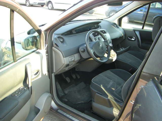 averiado.vehiculo con averia mecanica suelta mucho humo blanco,arrancando y andando,cd,clima..