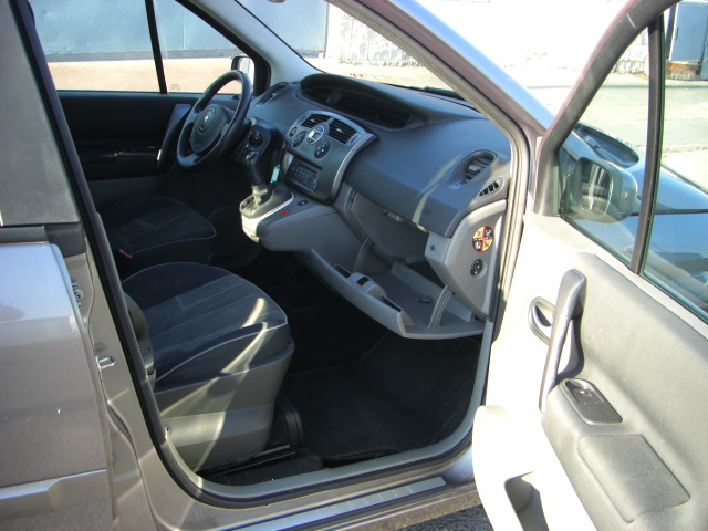 averiado.vehiculo con averia mecanica suelta mucho humo blanco,arrancando y andando,cd,clima..