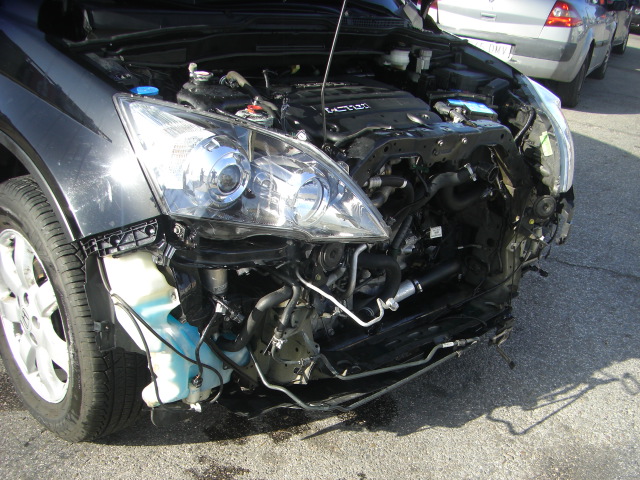 accidentado.vehiculo con golpe delantero y trasero,arrancando y andando,airbags ok,cd,clima,tempomat..