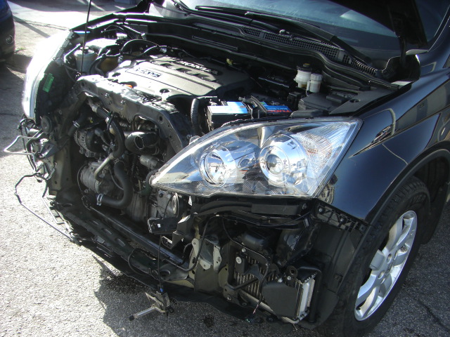 accidentado.vehiculo con golpe delantero y trasero,arrancando y andando,airbags ok,cd,clima,tempomat..