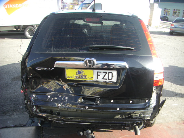 accidentado.vehiculo con golpe delantero y trasero,arrancando y andando,airbags ok,cd,clima,tempomat..