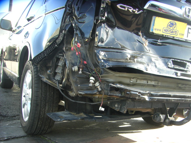 accidentado.vehiculo con golpe delantero y trasero,arrancando y andando,airbags ok,cd,clima,tempomat..