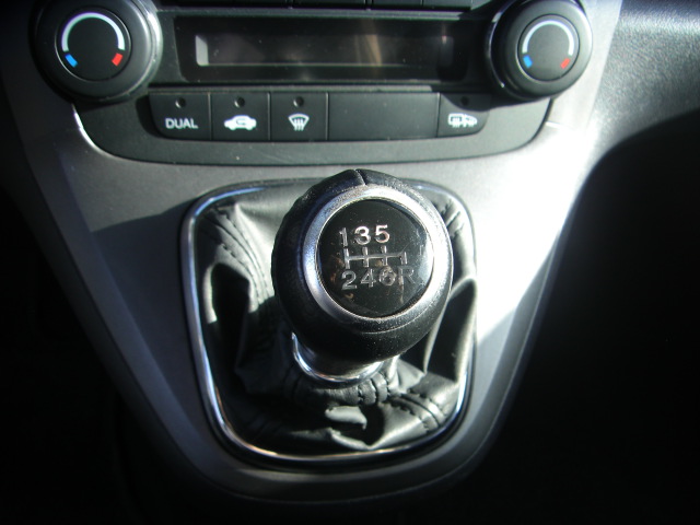 accidentado.vehiculo con golpe delantero y trasero,arrancando y andando,airbags ok,cd,clima,tempomat..