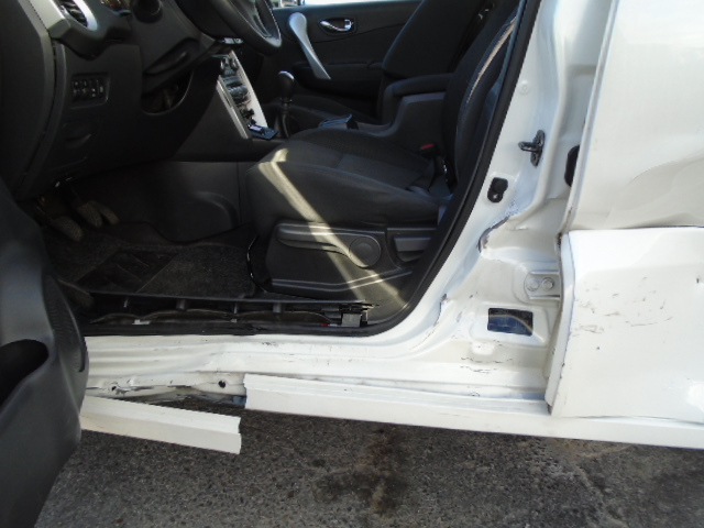vehiculo con golpe en lateral izquierdo,arranca y anda solo saltado airbags cortina y asiento lado golpe,cd,clima,volante multi funcion,4x4.