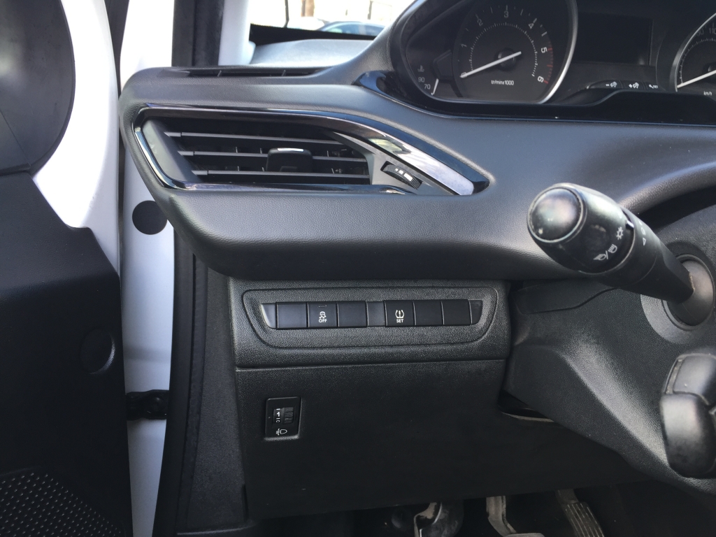 PEUGEOT 208 1.6 HDI 75CV