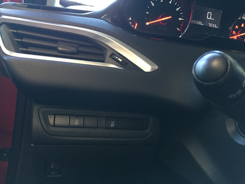 PEUGEOT 208 1.2 INY 82CV